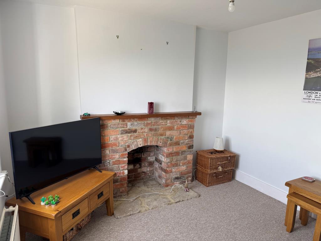 Lot: 142 - COTTAGE WITH SEA VIEWS FOR INVESTMENT OR OCCUPATION - A View of the Living Room